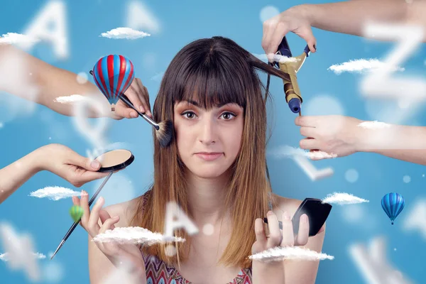 Mujer joven en peluquería con el tema del globo aerostático — Foto de Stock