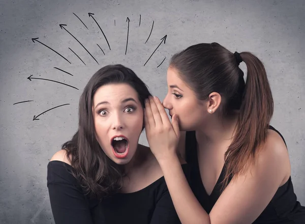 Menina dizendo coisas secretas para sua namorada — Fotografia de Stock