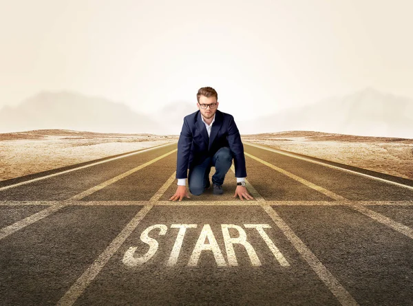 Businessman kneeling in ready position — Stock Photo, Image