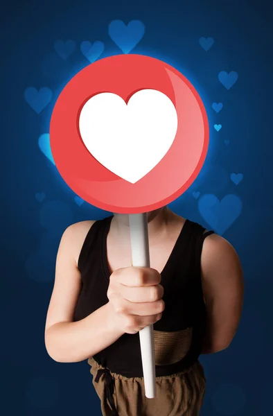 Γυναίκα που κρατάει πινακίδα καρδιά — Φωτογραφία Αρχείου