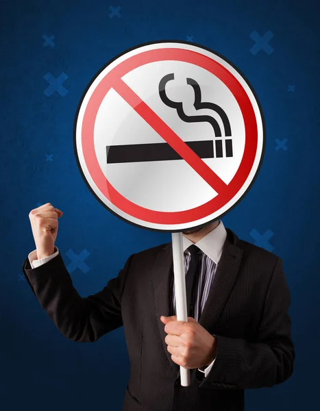 Бизнесмен не держит знак курения — стоковое фото
