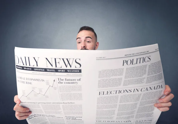 Empresário lendo jornal — Fotografia de Stock