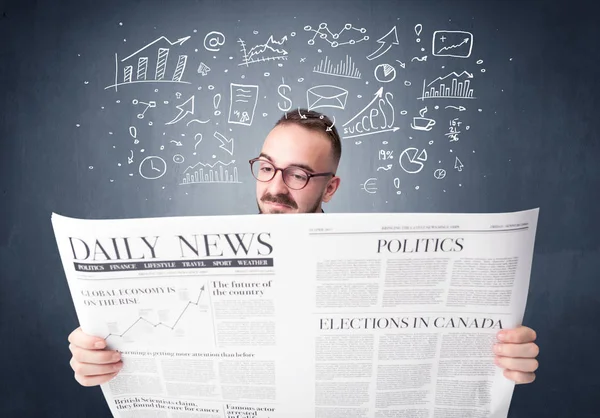 Empresário lendo jornal — Fotografia de Stock