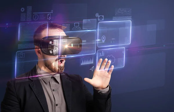 Affärsman med virtuell verklighet glasögon — Stockfoto
