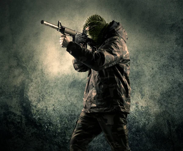 Eski arka plan ağır silahlı bir maskeli asker portresi