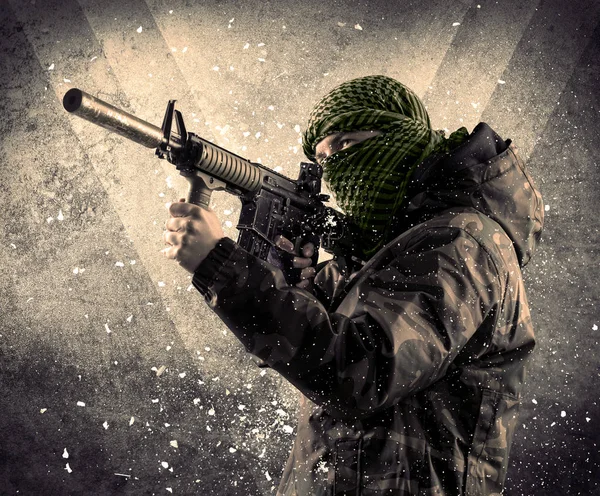 Porträtt av en farlig maskerade beväpnad soldat med grungy bakgrund — Stockfoto