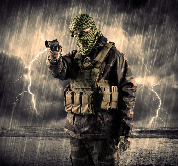 Небезпечний озброєний терорист з маскою і пістолетом в грозі з блискавкою — стокове фото
