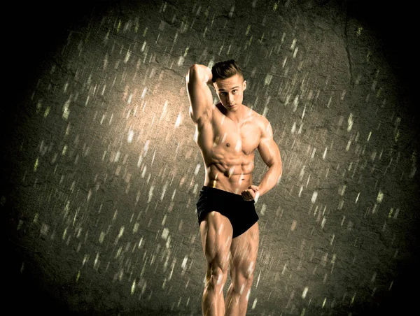 Fitness chico con peso mostrando los músculos —  Fotos de Stock