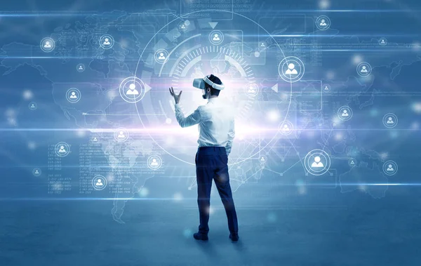 Bağlantı denetimi vj gözlüklü işadamı