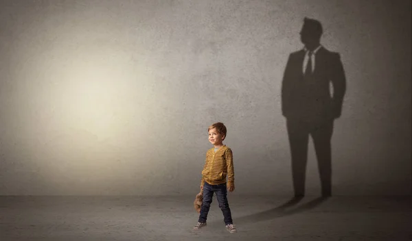 Liten pojke med affärsmannen skugga — Stockfoto