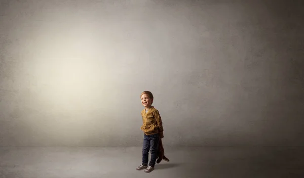 Маленький трясущийся ребенок в пустой комнате — стоковое фото