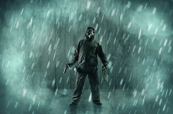 Korkunç adam ahşap bir gecekondu maske ile