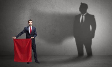 Boğa güreşçisi kavramı ve onun gölgesi arka planda ile işadamı