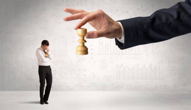 İşadamı grafikler arka plan ile bir satranç oyununda sonraki adım yapmak korkuyor