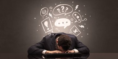 Öğretmen tam çizmek yazı tahtası kavramı ile onun işyerinde uykuya daldı