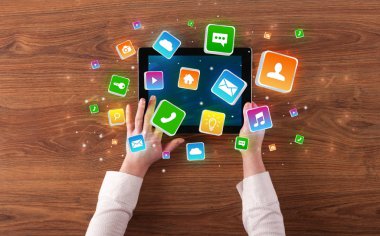 El tablet sıçrama uygulama simgeleri kavramı ile kullanma