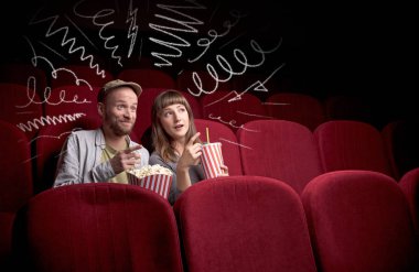 Sinemada film izleyen sevimli bir çift. 