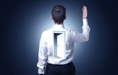 Sırtını kapıya ile ayakta işadamı