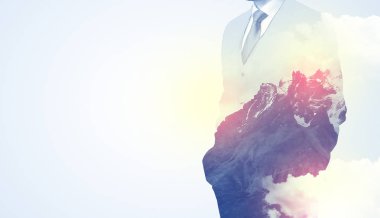 Dağ grafik ile ayakta işadamı