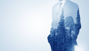 Dağ ile ayakta işadamı