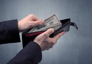 Takım elbise elinde Doları cüzdanından dışarı alır