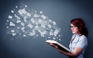 Genç Bayan holding kitap 