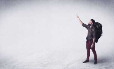 Sırt çantalı genç adam.