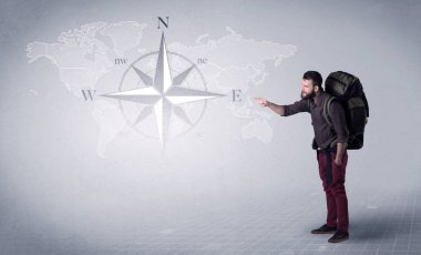 Sırt çantalı genç adam.