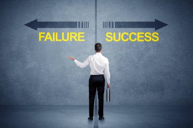 Başarı ve başarısızlık ok kavramı önünde duran işadamı