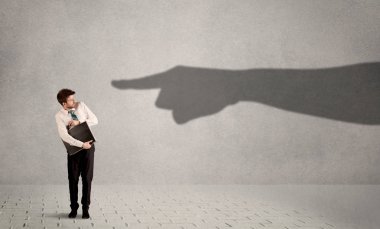 İş kişi ona kavram gösteren büyük gölge ele arıyorsunuz