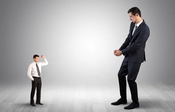 Hombre de negocios gigante asustado de hombre de negocios pequeño —  Fotos de Stock