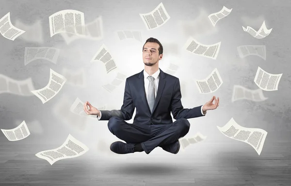 Uomo d'affari meditando con il concetto di carta volante — Foto Stock