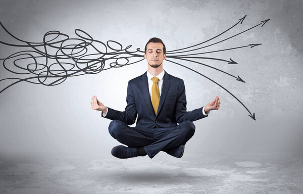 Бизнесмен медитирует с чистой концепцией каракулей
