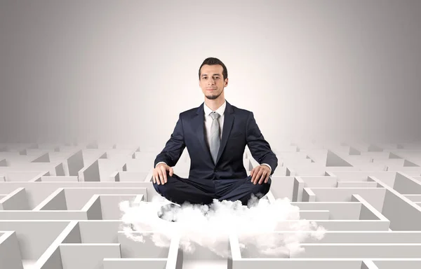Empresario medita en una nube con concepto de laberinto — Foto de Stock