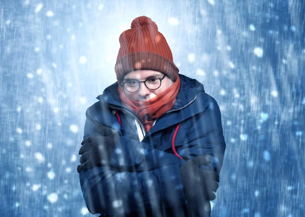 Stilig pojke frossa på snöstorm concept — Stockfoto