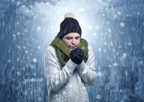 市のコンセプトと寒さで凍結の少年 — ストック写真