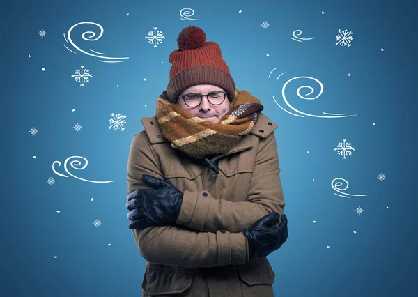 Заморожений хлопчик з каракатистою сніжинкою і вітряною концепцією — стокове фото