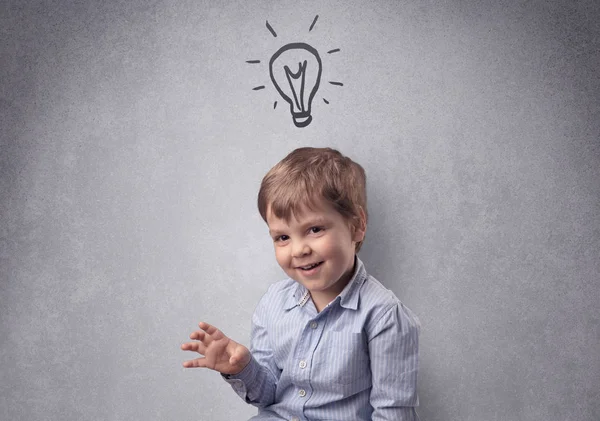 Enfant intelligent devant un mur gris dessiné — Photo