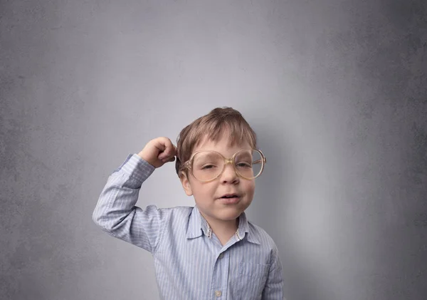 Schattige kleine jongen voor een lege muur — Stockfoto