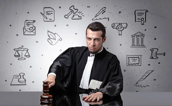 Junger Richter mit Gerichtssymbolen — Stockfoto