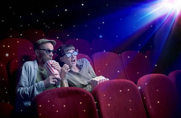 Preciosa pareja viendo película 3D — Foto de Stock