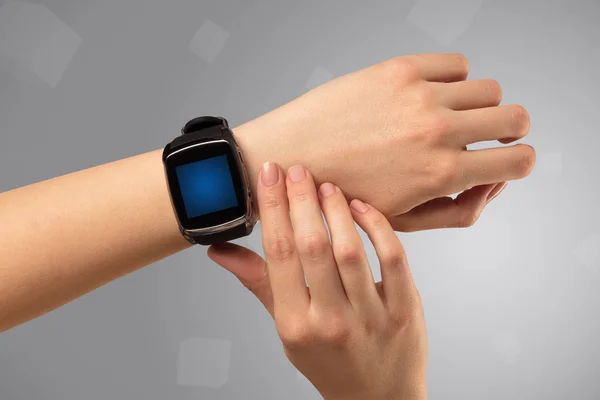 女手戴 smartwatch — 图库照片