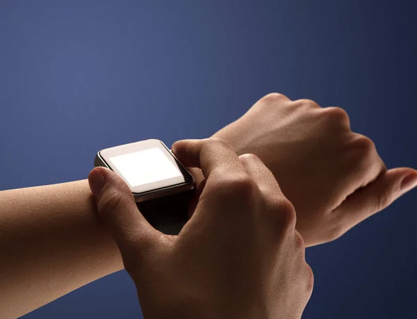 Close-up van vrouwelijke hand met balck smartwatch scherm — Stockfoto