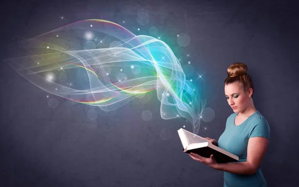 Девушка держит книгу с волнами — стоковое фото