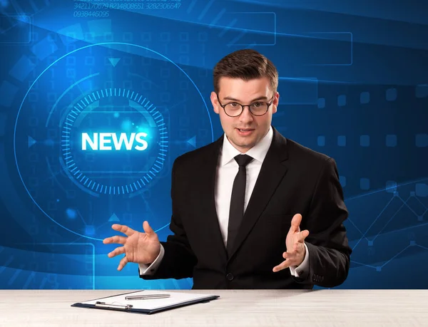 Moderna televison presentatör berätta nyheten med tehnology bakgrund — Stockfoto