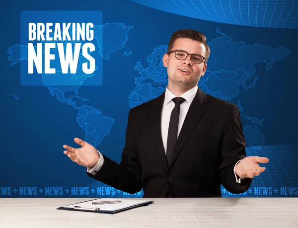 Television presenter in front telling breaking news with blue modern background — Stock Photo, Image