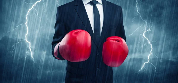 Empresario boxeando bajo la lluvia —  Fotos de Stock