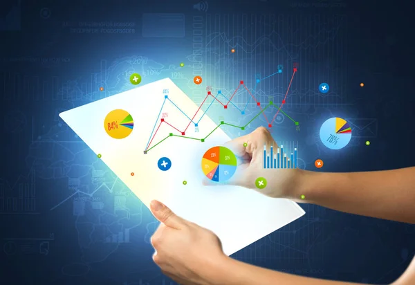 Hände berühren eine glasartige Tablette mit Diagrammen — Stockfoto