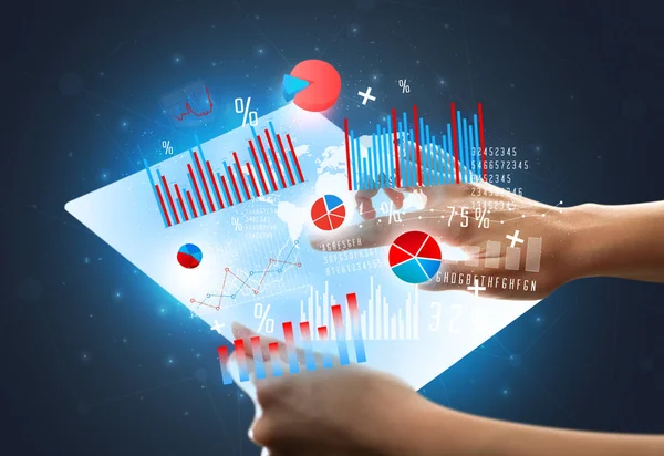 Rukama dotýká skla jako tablet s grafy — Stock fotografie