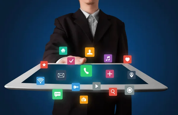 Business man in possesso di tablet con concetto multimediale — Foto Stock